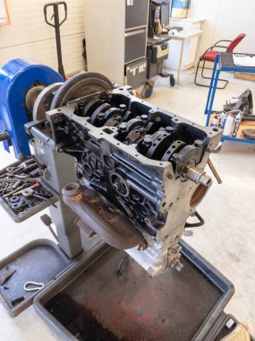 Garajda açık bir motor bloğu var.