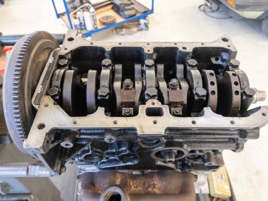 Garajda açık bir motor bloğu var.