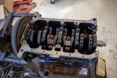 Garajda açık bir motor bloğu var.