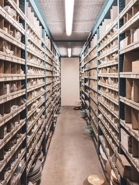 Muchos Estantes Llenos Repuestos Están Tienda Piezas Del Taller Reparación — Foto de Stock