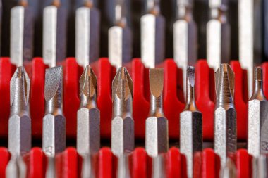 çeşitli tornavida eklentileri bir tepside yan yana konur 