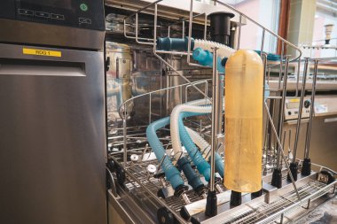 Hastanenin sterilizasyon bölümünde anestezi tüpleri çamaşır makinesinde temizlenir. 