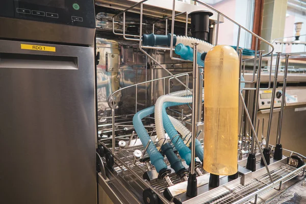 Hastanenin sterilizasyon bölümünde anestezi tüpleri çamaşır makinesinde temizlenir. 