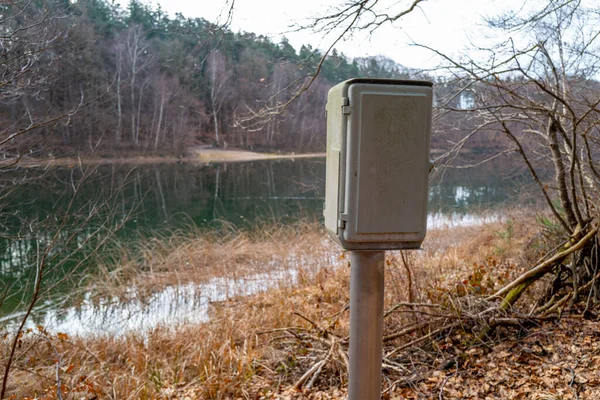 a water sensitive measuring station is located at a lake in the forest