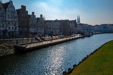 Sarı timsahlar baharda açar ve arka planda Luebeck Holsten Kapısı vardır.