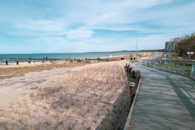 Boltenhagen 'de Baltık Denizi boyunca tahta bir patika.
