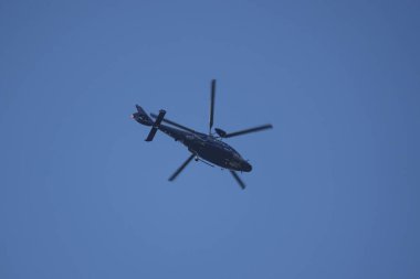 Alman federal polisinin helikopteri gökyüzünde uçuyor.