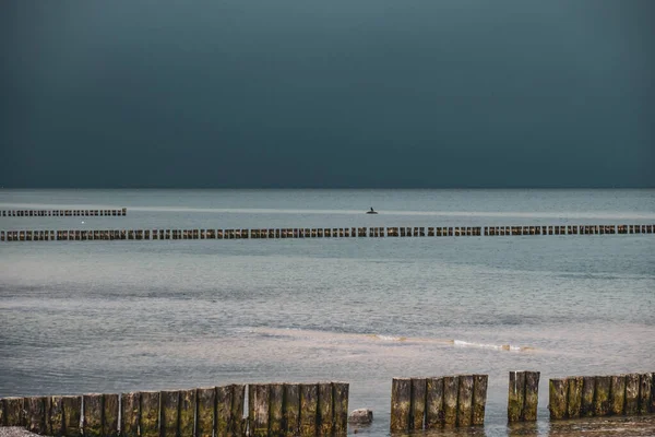 Los Groynes Playa Del Mar Báltico Cielo Está Dramáticamente Nublado — Foto de Stock