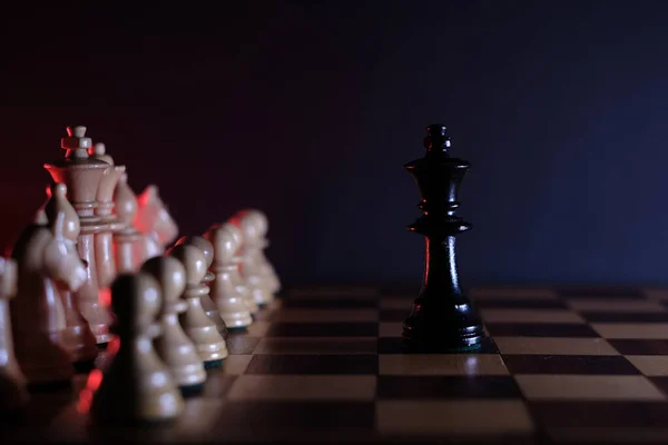 Чорний Король Один Перед Білими Фігурами Шахівниці — стокове фото