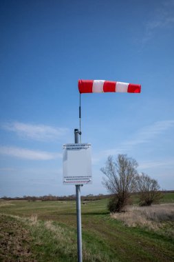 Balon fırlatma alanında rüzgar gülü var ve gökyüzü mavi.