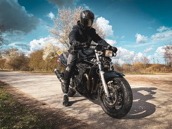 Мотоциклист Одетый Чёрное Сидит Своём Чёрном Мотоцикле — стоковое фото