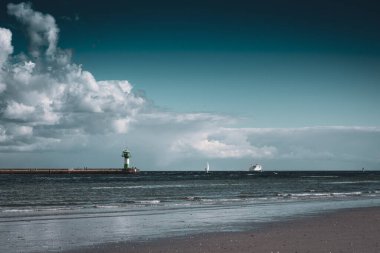 Gezgin gemilerin deniz fenerinde güzel bir hava var.