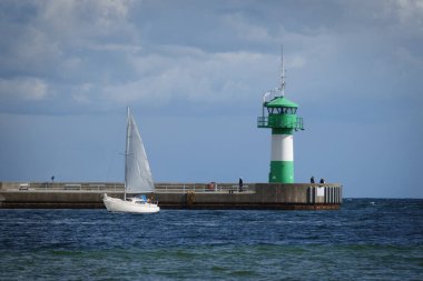 Gezgin gemilerin deniz fenerinde güzel bir hava var.