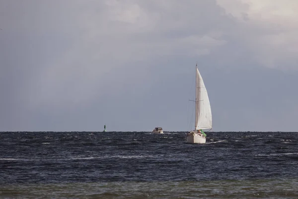 Auf Dem Meer Schwimmt Ein Weißes Segelboot Bei Schönem Wetter — Stockfoto