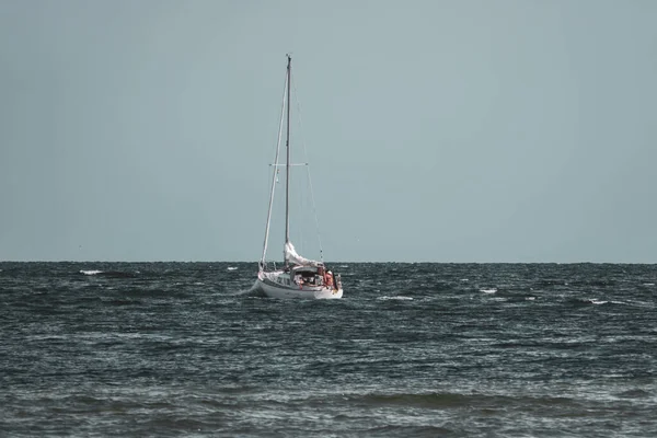 Denizde Süzülür Beyaz Bir Yelkenli Güzel Bir Havada — Stok fotoğraf