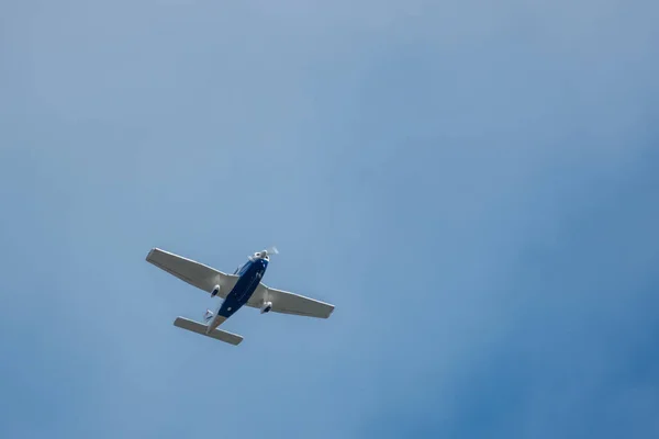 Nahaufnahme Eines Weißen Fliegenden Propellerflugzeugs — Stockfoto