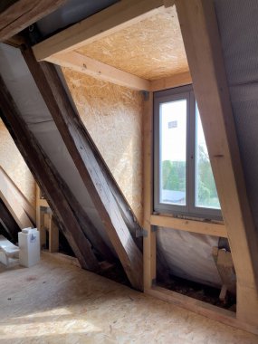 Eski, yarı ahşap bir evde özenle yerleştirilmiş yatakhaneler var. 