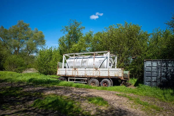 Grande Tanque Água Branca Fica Reboque Borda Campo — Fotografia de Stock