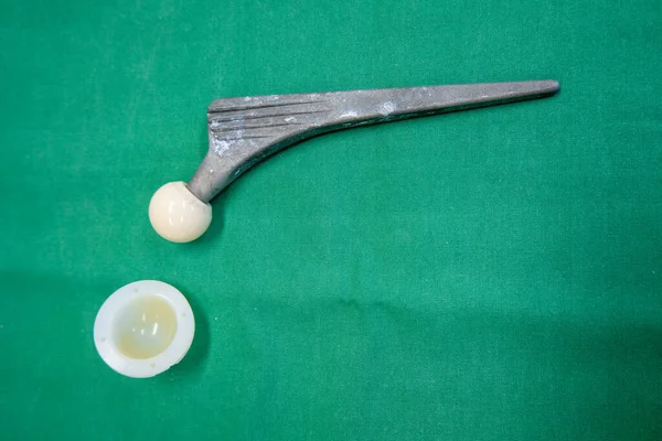Una Protesi Dell Anca Spiegata Trova Drappeggio Chirurgico Verde — Foto Stock