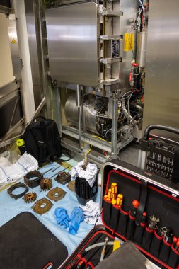 Buharlı sterilizatörün bozuk pompası sökülüp tamir edilir.