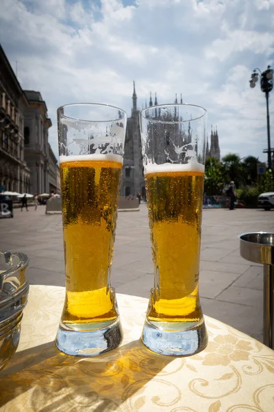 Dois Copos Cerveja Gelada Estão Lado Lado Uma Mesa — Fotografia de Stock