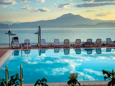 İtalya 'da Garda Gölü kıyısında mavi bir yüzme havuzu.