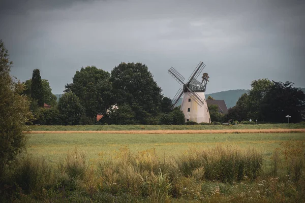 Een Oude Molen Een Groene Weide — Stockfoto