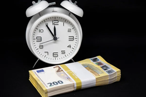 Bundle 200 Euro Banknotes Lying Front White Alarm Clock Its — ストック写真
