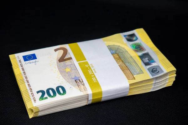 Bundle 200 Euro Banknotes Lies Black Background — Foto de Stock