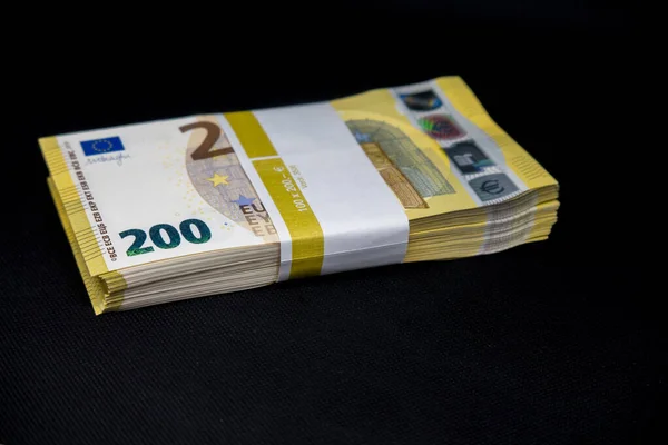 Bundle 200 Euro Banknotes Lies Black Background — ストック写真