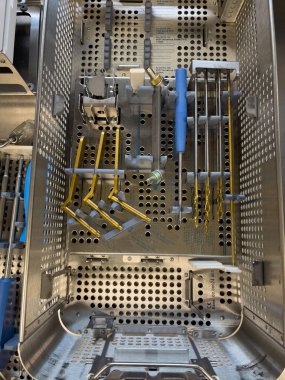 Bir alet tepsisi uyluk kemiği kırığı için titanyum plaka yerleştirmek için cerrahi aletler içerir.