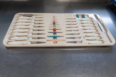 Bir tepside parmak eklemi protezi için aletler bulunur.