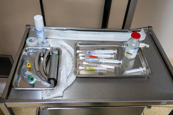 Různé Léky Trubice Pro Provádění Intubační Anestezie Jsou Umístěny Kovovém — Stock fotografie