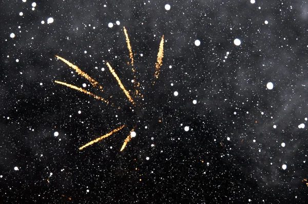 Cielo nocturno, fuegos artificiales y nieve cayendo — Foto de Stock