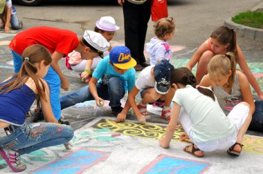 Birçok çocuk kaldırımda çekmek