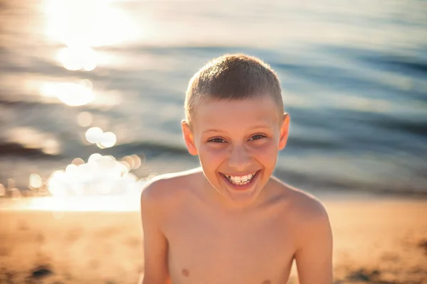 Мальчик счастлив улыбкой с зубными скрежетами — стоковое фото