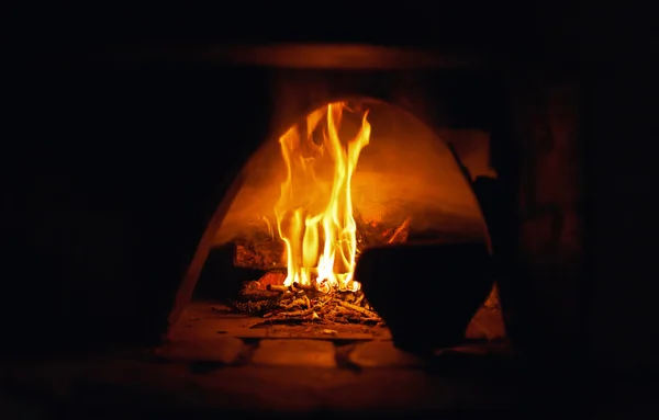 Oven open vlam branden oude pot abstracte achtergrond natuurlijke licht selectieve aandacht gestileerd — Stockfoto