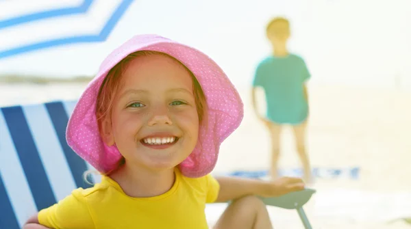 어린이는 초상화 행복 미소 여름 캠프의 자 우산 선택적 초점 백라이트 앉아 닫습니다. — 스톡 사진