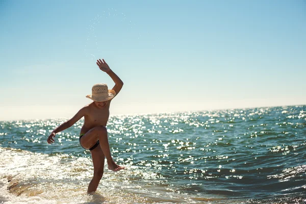 비치 보 춤 양식 흩뿌려져 수평선 백라이트 재미 — 스톡 사진