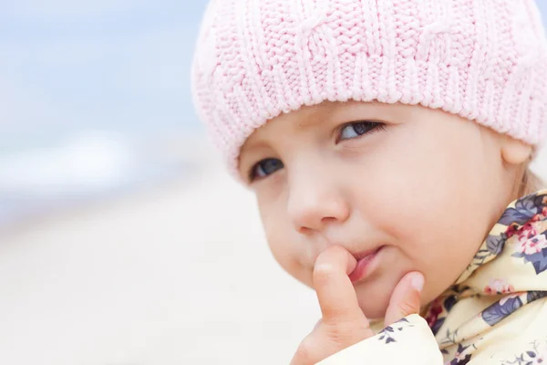 Kind meisje close-up buiten — Stockfoto