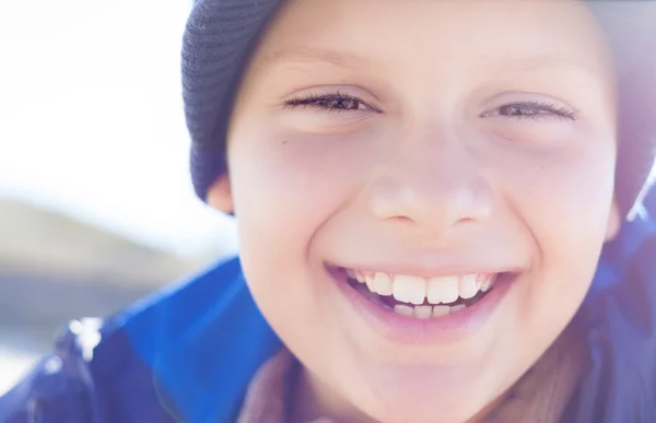 Счастливый мальчик улыбается крупным планом — стоковое фото