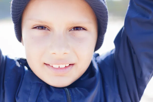 Ragazzo carino 9 anni guarda la telecamera da vicino all'aperto — Foto Stock