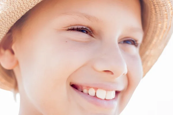 Niedliches Kind glücklich lächeln Gesicht Strohhut — Stockfoto