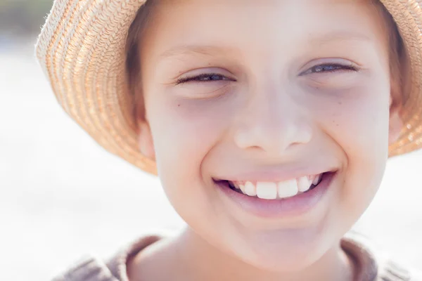 Kind niedlichen Strohhut glückliches Lächeln aus nächster Nähe — Stockfoto