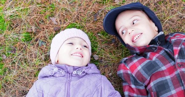 Kinderen gelukkig glimlach broer zus leggen grondslag — Stockfoto