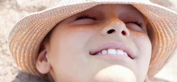 Zomer vakantie kind gezicht gelukkig glimlach close-up stro hoed outdoo — Stockfoto