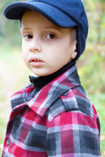 Criança menino moda retrato verificar casaco gorro de lã — Fotografia de Stock