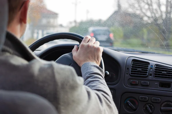 Stuurprogramma in de auto land weg handwiel — Stockfoto