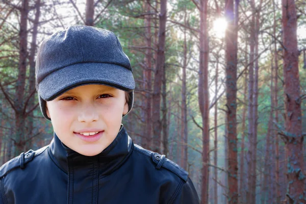 Child boy backlight portrait pine forest outdoor — Stock Photo, Image