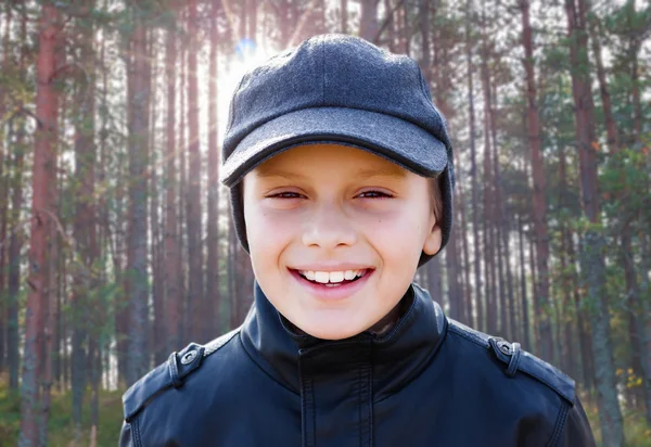 Bambino ragazzo felice sorriso retroilluminazione ritratto sole foresta backgro — Foto Stock